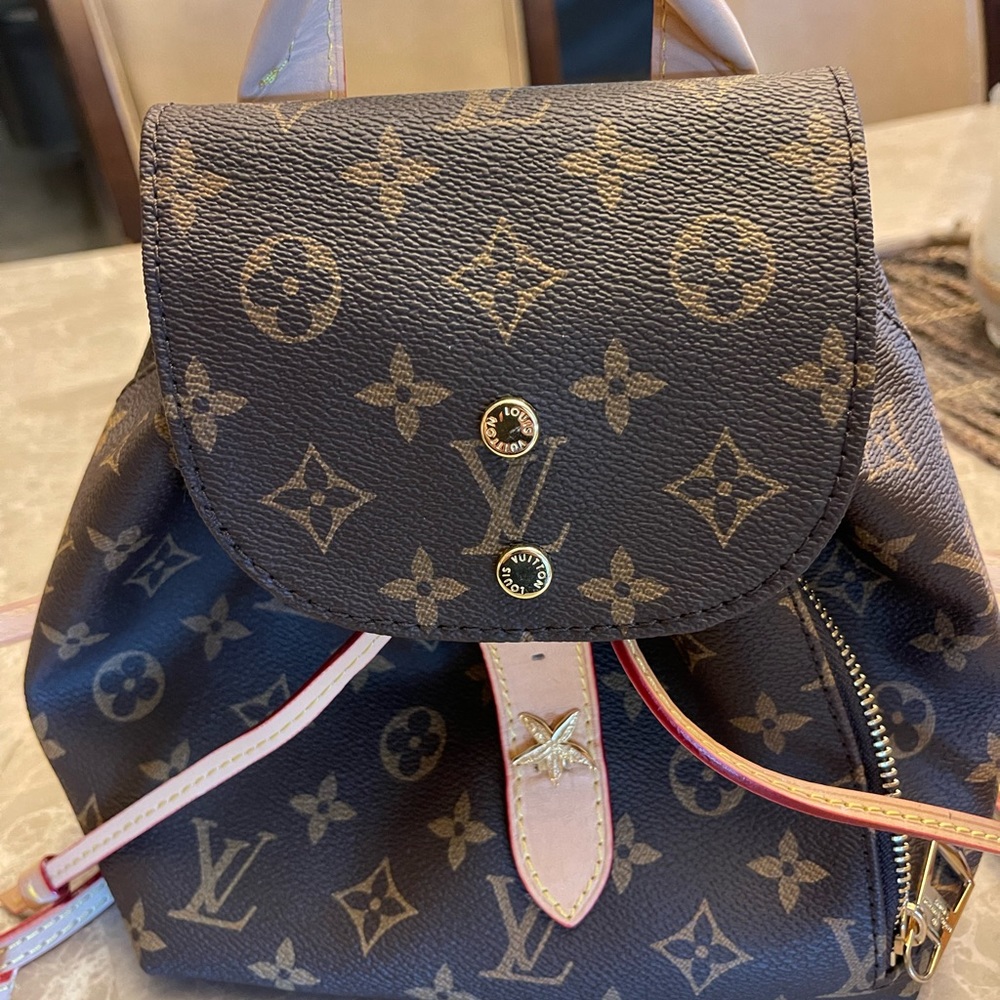 Backpack, look alike.